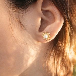 gold flower shaped earings